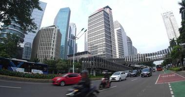 verkehr an der haltestelle gelora bung karno an der sudirman road jakarta, indonesien video