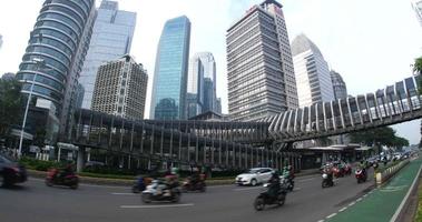 tráfico en la parada de autobús gelora bung karno en sudirman road yakarta, indonesia video