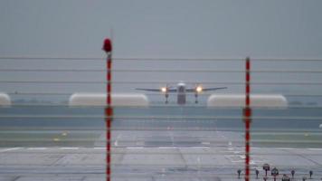 salida de avión turbohélice de dusseldorf video