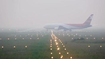 avion tourne sur la piste dans un épais brouillard video