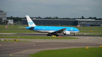 KLM Boeing 777 turn runway before departure video