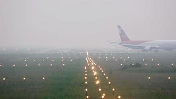 vliegtuig draait op de landingsbaan in dichte mist video