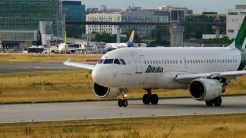 avion de passagers roulant après l'atterrissage. video