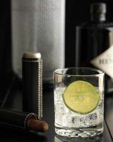 gin tonic con cigarro foto