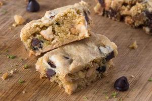 Blondie con pepitas de chocolate y ralladura de lima foto