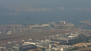 vista aérea no aeroporto de chek lap kok, timelapse