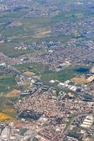 vista aérea desde un avión volador en el cielo foto