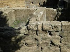 ruinas de piazza bellini en nápoles foto