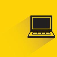 computadora portátil en la ilustración de vector de fondo amarillo