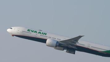 eva air boeing 777 partenza da hong kong video