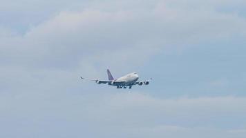 Thai Airways Boeing 747 se aproximando sobre o oceano video