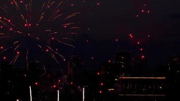 kleurrijk vuurwerk op stadsdagfestival