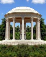 templo circular clásico en un jardín foto