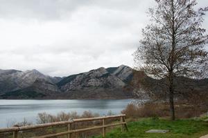 hermosa vista aerea del parque natural de babia y luna, entre leon y asturias. área protegida con un embalse. España foto