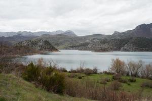 vista panorámica de las montañas alrededor del depósito de agua en caldas de luna, entre asturias y león. España. foto