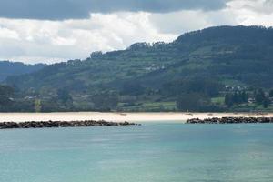 hermosa vista desde el puntal, asturias. playa de rodiles cruzando el rio. España foto