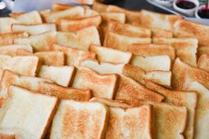 pan rebanado en una bandeja lista para servir, pan tostado para el desayuno foto