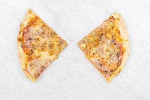vista superior de rebanadas de pizza triangulares sobre la mesa de fondo de mármol gris foto