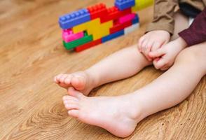 pies de niño en el suelo con parque infantil