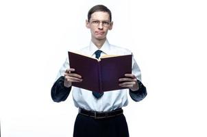 un hombre de negocios con corbata y gafas con una revista en las manos sobre un fondo blanco y aislado