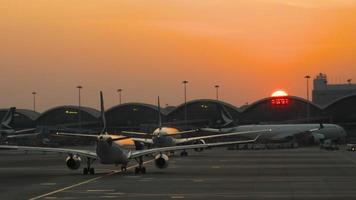 zonsondergang op de internationale luchthaven chek lap kok hong kong video