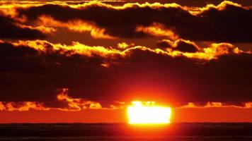 vista panoramica del sole al tramonto. video