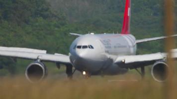 Airbus A330 roulage après l'atterrissage video