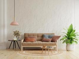 la sala de estar con paredes de yeso blanco tiene un sofá marrón y una decoración. foto