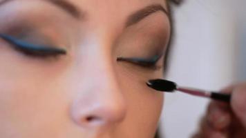 makeupartist applicerar mascara. video