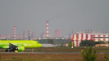 s7 airlines airbus a320 airliner rodadura después de aterrizar video