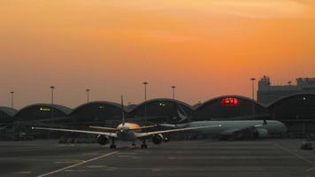 pôr do sol no chek lap kok aeroporto internacional de hong kong