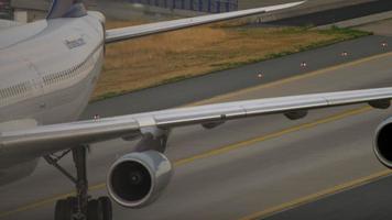 Lufthansa Airbus A340 taxiing video