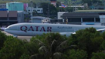 Qatar Boeing 777 landing video