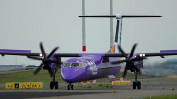 bombardier dash 8 q400 flybe taxiing video