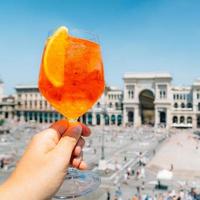 bebida spritz aperol en milán, con vistas a la piazza duomo foto