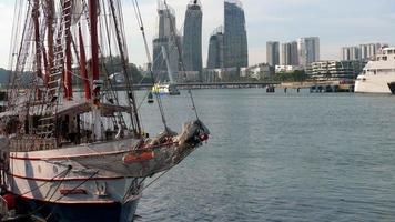 velero histórico en el puerto sentosa de singapur