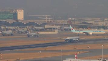 Boeing 777 Cathay Pacific takeoff video