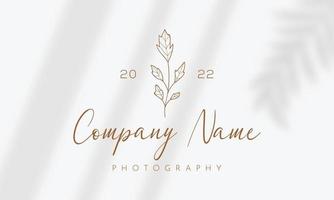 logotipo dibujado a mano con elementos florales botánicos con flores silvestres y hojas. logo para spa y salón de belleza, boutique, tienda orgánica, boda, diseñador floral, interior, fotografía, cosmética. vector