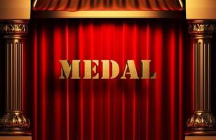 medalla de oro palabra en cortina roja foto