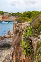 panorama acantilados y paisaje bahía cala santanyi mallorca españa. foto