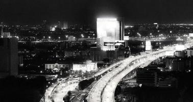 panorama de la ciudad en blanco y negro paisaje urbano bangkok tailandia por la noche. foto