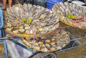 colorido ciudad china viejo mercado compras comida callejera bangkok tailandia. foto