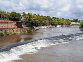 vertedero en el río Dee en Chester foto