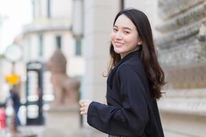 hermosas chicas asiáticas sonriendo felizmente caminando por la ciudad. foto