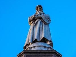 hdr monumento a leonardo da vinci en milán foto