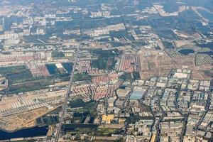 vista superior de la zona residencial, zona suburbana de tailandia. vista desde la ventana de un avion foto