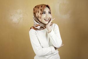 alegre joven hermosa mujer musulmana asiática sonriendo. foto