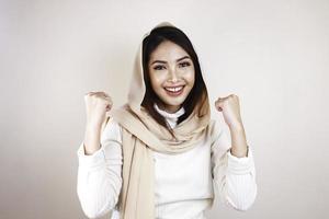 hermosa mujer musulmana entusiasta, celebrando, sí. concepto de éxito