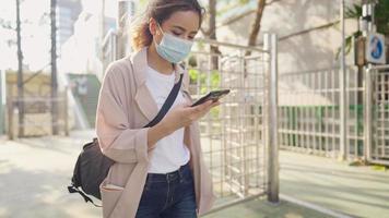 ritratto del primo lavoro virile parla su smartphone quando è sul sentiero nel parco verde pubblico, alla ricerca di qualcuno, incontri dopo l'orario di lavoro, appuntamento con i clienti, conferma dove incontrarsi, relazione video