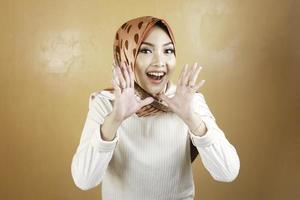 la joven islámica asiática que lleva pañuelo en la cabeza está conmocionada. foto
